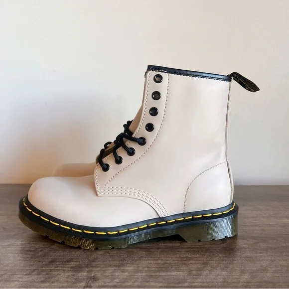 NEW DR. MARTENS 1460 Smooth Leather Unisex Lace Up Boot Size 7 or 6 #826